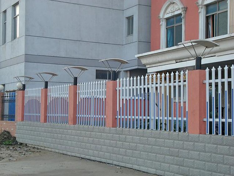福建漳州PVC護(hù)欄 定制塑鋼圍欄，構(gòu)筑別墅與廠區(qū)的安全美學(xué)